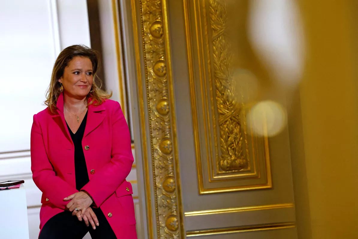 Olivia Grégoire assise avec une veste rose fushia