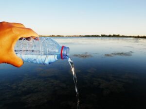 quelqu'un verse de l'eau