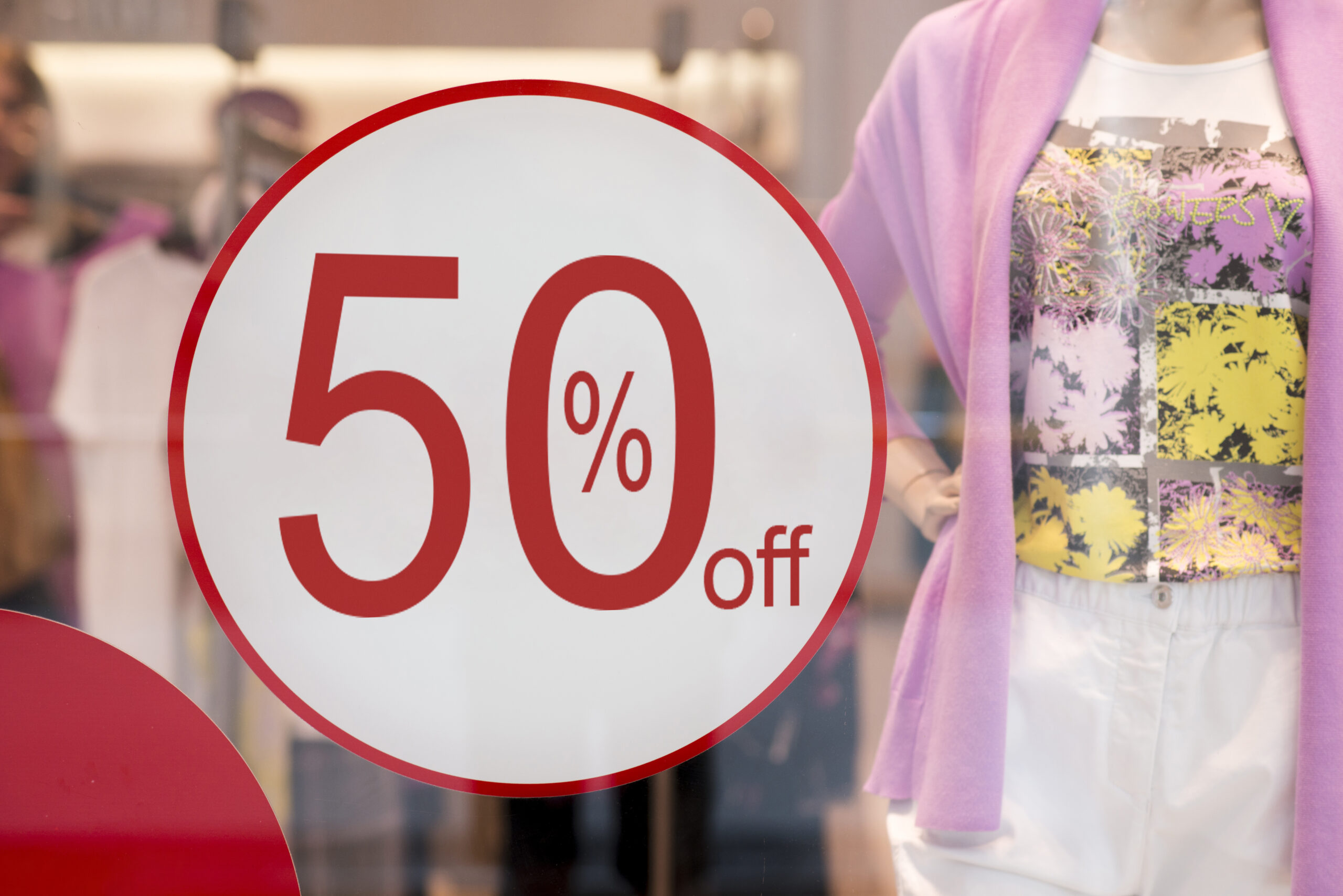 50% de remise sur la vitrine d'un magasin de vêtements