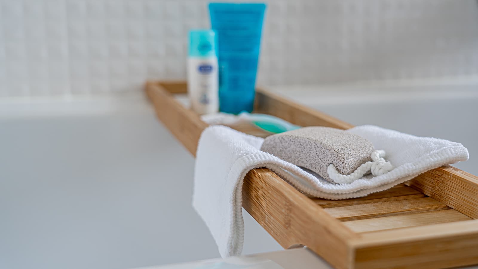 accessoires de bains posés sur une baignoire